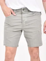 Bermuda color verde oliva con bolsillos laterales y traseros.