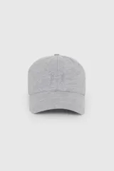 Gorra de béisbol gris jaspeado con logo bordado tonal en el frente y la parte trasera. Cuenta con una correa trasera ajustable.