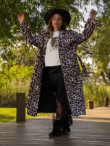 Trench de estampado de animal print leopardo, con corte largo y cintas en las mangas.