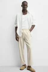 Pantalón azul marino de corte recto, con cintura elástica ajustable con cordón, bolsillos laterales y traseros.