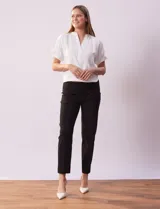 Pantalón verde esmeralda de gabardina elastizada, marca Zac & Rachel. Corte recto, pretina ancha pespunteada, bolsillos simulados y largo al tobillo.