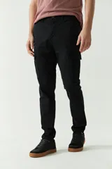 Pantalón cargo para hombre, color azul marino, con bolsillos laterales y logo de cuero.