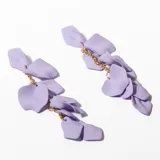 Aros colgantes largos con forma de pétalos color lila unidos por una cadena dorada.