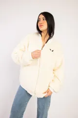 Campera bomber negra de tela tipo peluche con cierre frontal y logo bordado en el pecho.