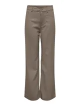 Pantalón de pierna ancha color marrón topo, de lino y viscosa, con bolsillos laterales y cierre frontal con botón y cremallera.