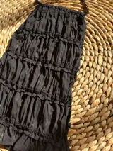 Top negro con cuello halter y espalda descubierta.