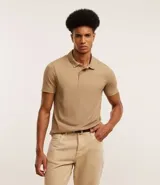 Camisa slim fit con cuello polo, mangas cortas y textura acanalada.