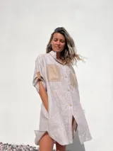 Camisola color beige a rayas verticales finas, confeccionada en lino 100% con bolsillos de gamuza color beige.