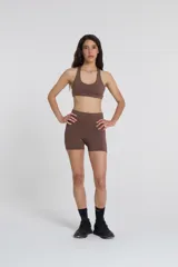 Short deportivo marrón de tiro alto, confeccionado en tejido de poliéster y elastano.