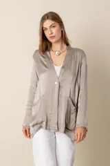 Kimono gris oscuro de manga larga con bolsillos laterales.