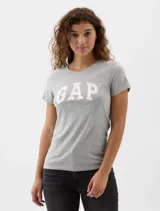 Remera gris de algodón con logo GAP estampado en blanco en el pecho, corte clásico y cuello redondo.