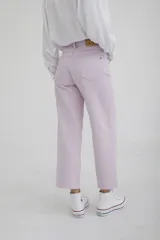 Pantalón de jean color amarillo pastel, corte cropped y pierna ancha.