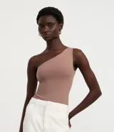 Body básico color durazno, con escote asimétrico y un solo hombro. Confeccionado en microfibra de poliamida y elastano.