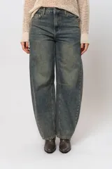 Pantalón de jean de tiro medio con pierna ancha y lavado gastado.