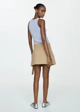 Musculosa blanca de algodón con cuello redondo y tejido de canalé.