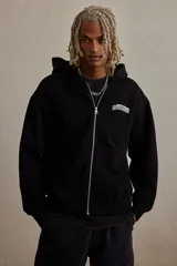 Campera negra con capucha, cierre frontal y bolsillos laterales. Estampado blanco con texto en el pecho.