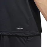 Remera deportiva Adidas Train Essentials negra con logo blanco estampado en el frente.