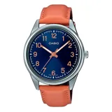Reloj analógico Casio con caja plateada, esfera azul con números arábigos color cobre y correa de cuero marrón.