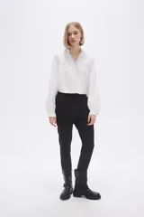 Pantalón negro de vestir, corte slim fit y largo al tobillo.