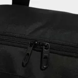 Bolso Adidas Linear negro con logo blanco estampado, doble asa de mano y correa de hombro ajustable.