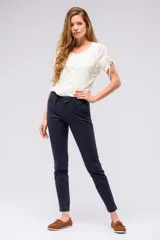 Pantalón de gabardina gris oscuro, corte skinny, con bolsillos delanteros y traseros. Se ajusta a la cintura con cinturón de cuero marrón con hebilla dorada.