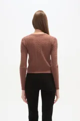 Sweater blanco de viscosa, con cuello a la base, diseño de ochos y corte al cuerpo.