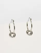 Aros tipo argolla dorados con arandelas colgantes.