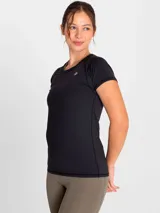 Remera deportiva de manga corta color fucsia, con cuello redondo y tecnología Aircool de secado rápido.