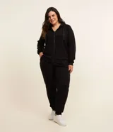 Pantalón deportivo negro estilo jogger confeccionado en poliviscosa, con cintura ajustable, bolsillos laterales y dobladillo ajustado.
