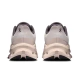 Championes urbanos de hombre, color gris claro con detalles en gris oscuro y suela blanca con orificios.
