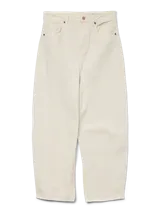 Pantalón jean color crudo, de tiro alto, corte mom fit y pierna barrel. Cierre con botón y cremallera.