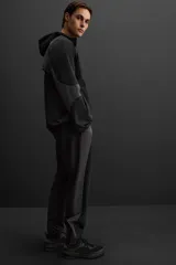 Pantalón relaxed fit confeccionado en tejido técnico ligero y elástico en todas direcciones. Cintura elástica ajustable con cordón interior, bolsillos delanteros y bajo acabado en elástico y ajustable con cremallera.
