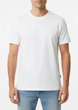 Remera blanca de manga corta con cuello redondo y corte recto.