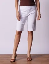 Bermuda blanca de gabardina elastizada marca Zac & Rachel.