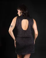 Top negro de tejido de punto con lurex, sin mangas y con abertura circular en la espalda.