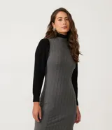 Vestido midi negro de punto acanalado, sin mangas y con cuello alto.