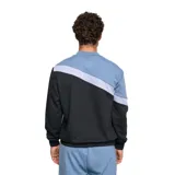Buzo de hombre Umbro de corte clásico, con cuello redondo y mangas largas. Diseño color block en azul piedra, gris melange y negro, con logo Umbro estampado en diagonal sobre el pecho.