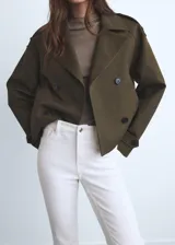 Jeans blancos de tiro medio, corte flare y largo crop con bajo deshilachado. Confeccionados en mezcla de algodón elástico.