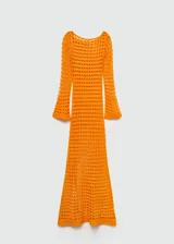 Vestido largo de crochet color naranja, con diseño calado y cuello redondo.