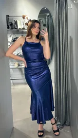 Vestido largo azul marino de fiesta, con breteles finos, escote drapeado y abertura lateral en la falda.