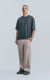 Remera corta color gris oscuro, de corte amplio y hombros caídos.