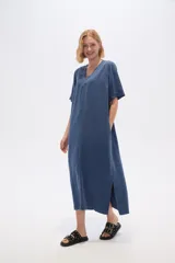 Vestido midi azul de lyocell con cuello en V y mangas cortas.