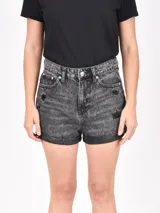 Short de jean negro con efecto lavado, tiro alto, corte recto y detalles rotos.