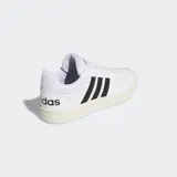 Championes Adidas Hoops 3.0 Low blancos con detalles en negro. Presentan las tres tiras características de Adidas en los laterales y suela color crema.