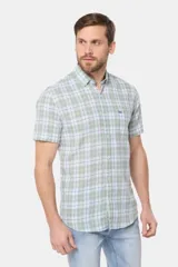 Camisa de manga corta con cuello abotonado y estampado a cuadros en tonos verde claro, blanco y azul. Corte slim fit y bolsillo en el pecho.