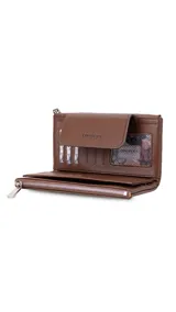 Billetera larga color camel, con textura símil cuero, cierre de broche en solapa frontal y correa de mano desmontable.