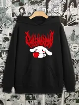 Sudadera tipo canguro negra con capucha, manga larga y bolsillo canguro frontal. Presenta un estampado central con un personaje de Sanrio (Cinnamoroll) de color blanco, sosteniendo una manzana roja, sobre un texto en tipografía estilo 'death metal' de color rojo.