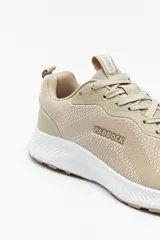 Zapatillas deportivas negras de tela transpirable con cordones a tono y suela blanca de 3cm de alto.