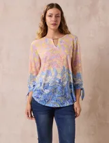 Blusa de modal estampada con cuello redondo y escote en V con aplique metálico. Mangas 3/4 con lazo.