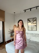 Minivestido verde esmeralda con breteles finos, escote corazón con argolla y cut-outs en el busto.